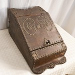 Антикварный сундучок с латунным убранством 1870-х гг. 