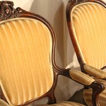 Пара антикварных стульев в стиле неорококо с резным навершием 1850-х гг. 