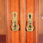 Антикварный книжный шкаф 1870-х гг. 