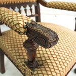 Антикварное кресло с миниатюрными балясинами