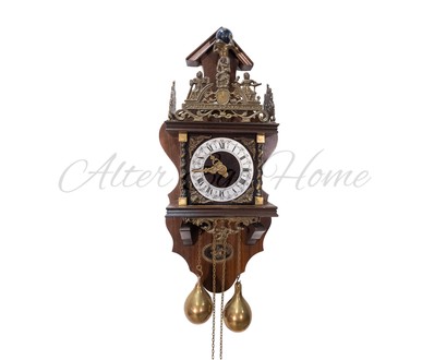 Винтажные часы с богатым бронзовым убранством с античными мотивами