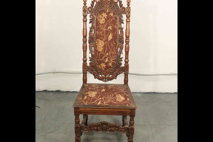 Антикварный стул с резной спинкой 1850-х гг. 