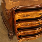 Антикварный комод с фасадом a la serpantine и контрастной интарсией 1880-х гг. 