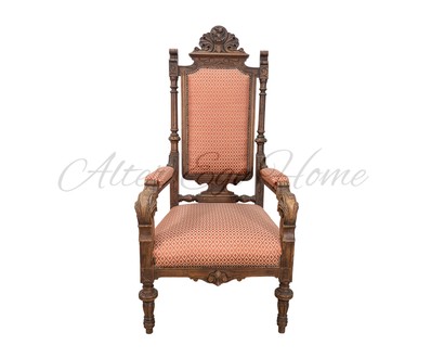 Антикварное кресло с резным убранством и прямой спинкой королевы 1870-х гг.