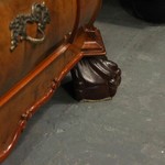 Антикварная горка с фигурной линией фасада 1900-х гг. 