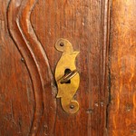 Антикварный шкаф с гербовыми композициями 1750-х гг. 