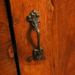 Пара антикварных шкафов светлого ореха 1840-х гг. 