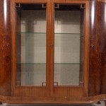 Антикварная витрина со скошенными боковинами и резными розетками