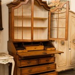 Антикварный шкаф-секретер с фигурным фронтоном 1760-х гг. 