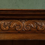 Антикварный двухъярусный шкаф с резьбой растительного характера 1800-х гг. 
