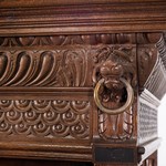 Антикварный шкаф с гранеными филенками и львинным маскароном 