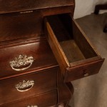 Антикварный секретер a la serpantine c фигурными накладками 1760-х гг. 