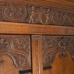 Антикварный дубовый шкаф с резным орнаментом 1690-х гг.