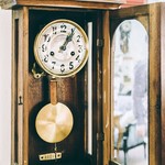 Старинные немецкие часы в корпусе из дуба
