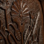 Антикварный английский шкаф с резным фасадом 1680-х гг. 