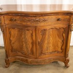 Антикварный сервант с фигурным верхним поликом 1860-х гг. 