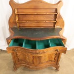 Антикварный сервант с фигурным верхним поликом 1860-х гг. 