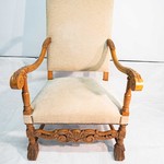 Старинное кресло с резной проногой