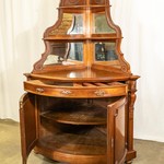 Антикварный угловой шкаф с фигурной верхней частью 1880-х гг. 