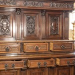 Антикварный ореховый сервант с резными филенками 1860-х гг. 