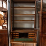 Антикварный книжный шкаф с разомкнутым фронтоном 1880-х гг. 