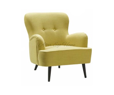 Нежно-желтое низкое кресло с двумя пуговицами