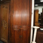 Антикварный угловой шкаф с разомкнутым фронтоном 1760-х гг.