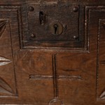 Антикварный сундук с резными филенками 1700-х гг. 
