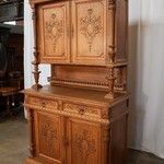 Антикварный буфет с декоративными медальонами 1860-х гг. 