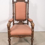 Антикварное кресло с резным убранством и прямой спинкой королевы 1870-х гг.