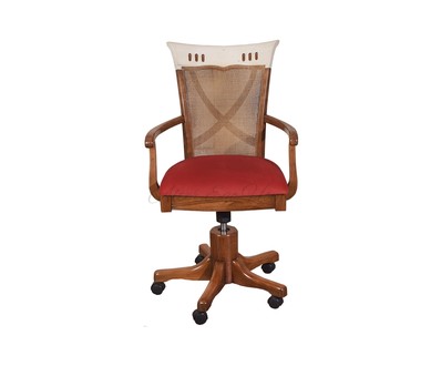 Офисное кресло на колесиках с плетеной спинкой