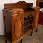 Антикварный сервант светлого ореха с раскрепованным фасадом 1880-х гг. 