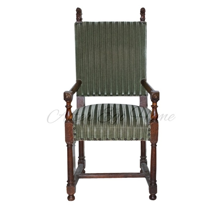 Старинное высокое кресло в обивке из оливкового бархата