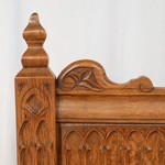 Антикварная скамья в неоготическом стиле 1920-х гг. 