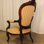 Пара антикварных стульев в стиле неорококо с резным навершием 1850-х гг. 