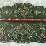 Антикварный комплект бытовых предметов в стиле Хинделуппен (стол, вешалка, настенная полочка, платяная щетка и солонка) 1920-х гг.