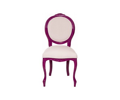Оригинальный стул цвета фуксии с бежевой обивкой