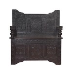 Антикварная английская скамья, декорированная кельтскими узорами
