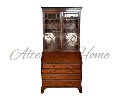 Антикварный шкаф-секретер с декоративной расстекловкой 1790-х гг. 