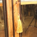 Антикварная викторианская витрина из палисандра 1870-х гг. 