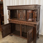 Антикварный английский шкаф с резным фасадом 1680-х гг. 