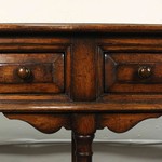 Антикварная дубовая консоль с точеными ножками 1940-х гг. 