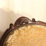 Антикварное кресло с круглой спинкой тёмного дуба 1880-х гг. 