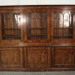 Антикварный книжный шкаф с арочным декором 1860-х гг. 