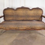 Антикварный диван с резным декором