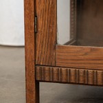 Антикварный чайный столик со стеклянными дверцами 1910-х гг. 