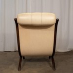 Антикварное кожаное кресло капитоне 1960-х гг. 