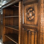 Старинный книжный шкаф в духе романтизма
