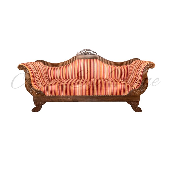 Антикварный диван в классическом стиле