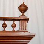 Антикварный сервант светлого дуба с ярусным навершием 1870-х гг. 